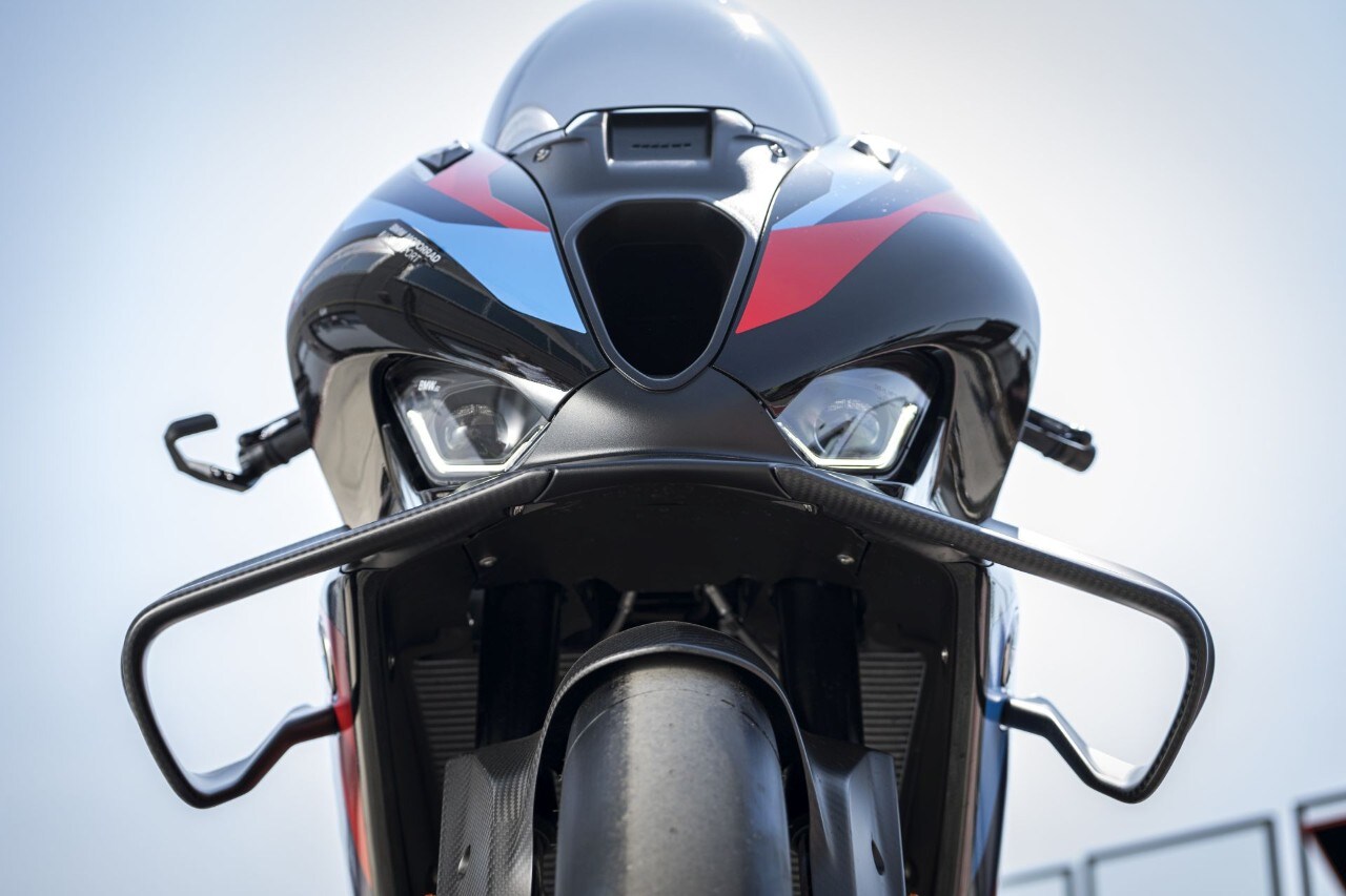 DueruoteTG #238 - Abbiamo guidato in pista la BMW che corre in SBK! 